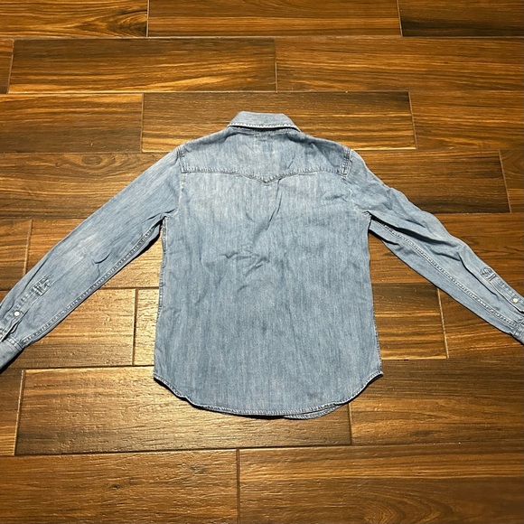 Levi’s Classic Fit Women’s Small Shirt Pearl Snap Button Down Closure - Picture 2 of 11